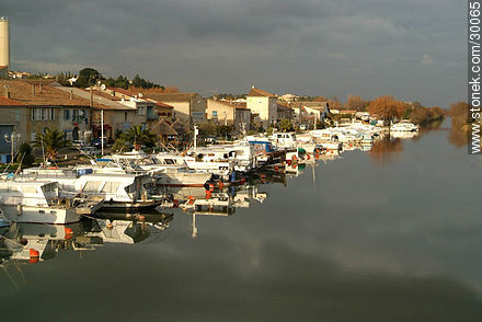 Yates en la costa de un canal de Saint-Gilles - Región Provenza-Alpes-Costa Azul - FRANCIA. Foto No. 30065