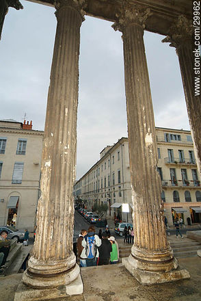 Columns of La Maison Carrée - Region of Languedoc-Rousillon - FRANCE. Photo #29962