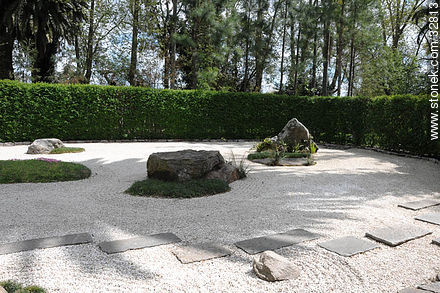 Jardín de piedra. - Departamento de Montevideo - URUGUAY. Foto No. 32813