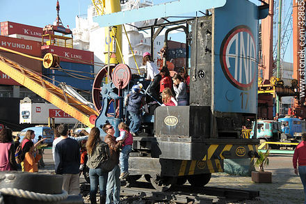 Port visitors during the Heritage Day in Montevideo - Department of Montevideo - URUGUAY. Photo #32865