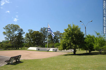 Plaza de la Bandera en el Prado de la Piedra Alta - Departamento de Florida - URUGUAY. Foto No. 35604