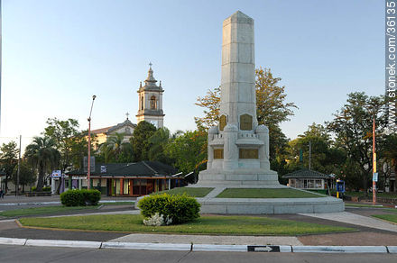 Plaza José Batlle y Ordóñez. Rotonda y Obelisco. Iglesia. - Departamento de Artigas - URUGUAY. Foto No. 36135