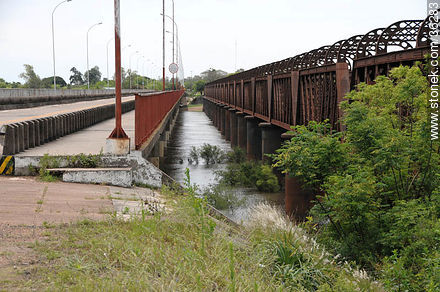 Puentes carretero y ferroviario hacia Brasil - Departamento de Artigas - URUGUAY. Foto No. 36283