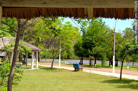 Parque Rivera a orillas del río Uruguay. - Departamento de Artigas - URUGUAY. Foto No. 36329