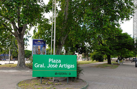 Plaza  José Artigas en la calle Brasil - Departamento de Paysandú - URUGUAY. Foto No. 37050