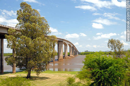 Puente internacional Gral. Artigas entre Paysandú (UY) y Colón (ARG) - Departamento de Paysandú - URUGUAY. Foto No. 37209