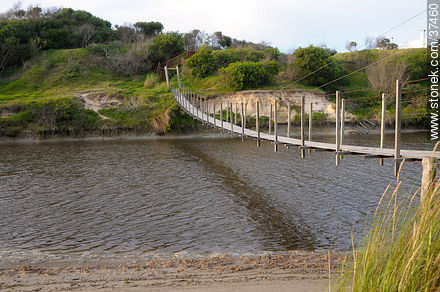 Puente colgante en la desembocadura del canal Andreoni. - Departamento de Rocha - URUGUAY. Foto No. 37460