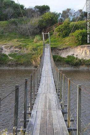 Puente colgante en la desembocadura del canal Andreoni. - Departamento de Rocha - URUGUAY. Foto No. 37458