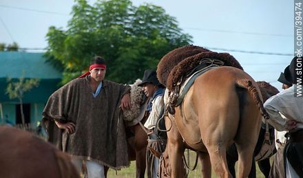 Gauchos y caballos - Departamento de Tacuarembó - URUGUAY. Foto No. 39474