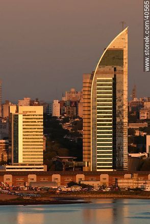 Torre Antel y Aguada Park al atardecer. - Departamento de Montevideo - URUGUAY. Foto No. 40565