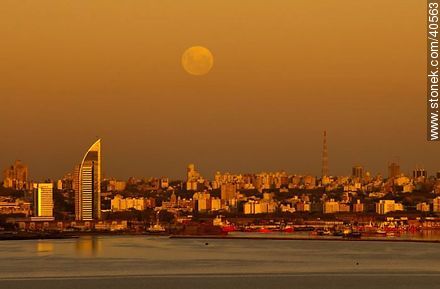 La luna llena más grande vista en 20 años, sobre la ciudad de Montevideo. - Departamento de Montevideo - URUGUAY. Foto No. 40563