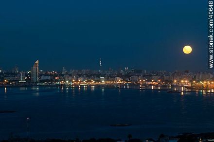 Full moon over the city of Montevideo at dusk - Department of Montevideo - URUGUAY. Photo #40648