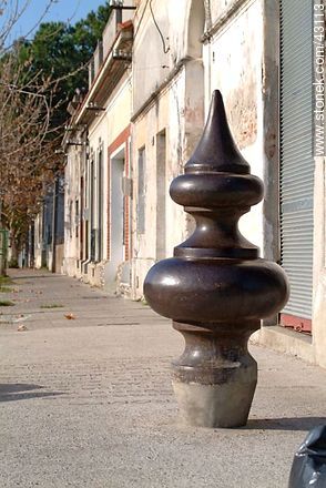 Trompo en el Bulevar Aparicio Saravia. - Departamento de Montevideo - URUGUAY. Foto No. 43113