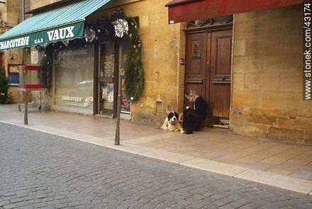 Sarlat-la-Canéda. Young woman with a dog. - Region of Aquitaine - FRANCE. Photo #43174