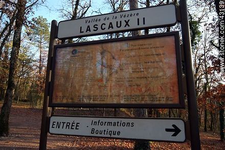 Lascaux Caves near Montignac. Upper Paleolithic cave paintings (ca 17,300 years ago) - Region of Aquitaine - FRANCE. Photo #43139