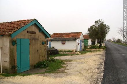 Houses of oyster workers. - Region of Poitou-Charentes - FRANCE. Photo #43283