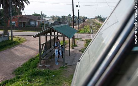 Parada de tren en La Paz. - Departamento de Montevideo - URUGUAY. Foto No. 45179