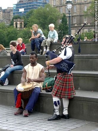 Piper and drummer in an open space at the National Galleries of Scotland - Scotland - BRITISH ISLANDS. Photo #49034
