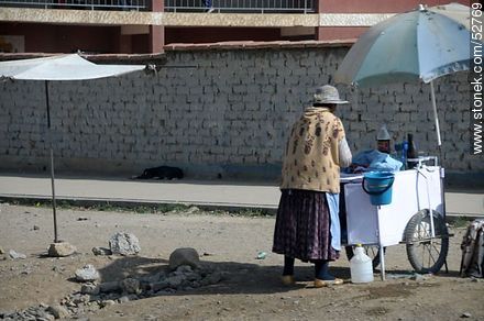 Vendedora ambulante con sombrilla - Bolivia - Otros AMÉRICA del SUR. Foto No. 52769