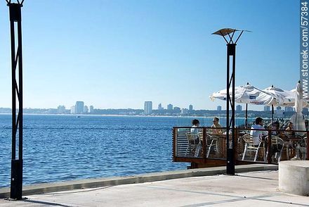 Paseo próximo al puerto construido en 2012. Restaurante con terraza al mar. - Punta del Este y balnearios cercanos - URUGUAY. Foto No. 57384