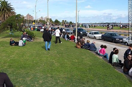 People awaiting the arrival of the aircraft - Department of Montevideo - URUGUAY. Photo #57730