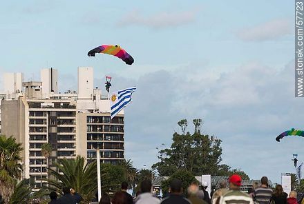 Paratroopers at the beginning of the show. Uruguayan flag. - Department of Montevideo - URUGUAY. Photo #57723