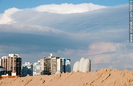 Los dedos de La Mano detrás de una duna - Punta del Este y balnearios cercanos - URUGUAY. Foto No. 58816