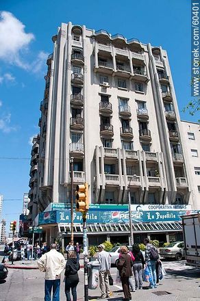 Edificio Parma en la esquina de 18 de Julio y Minas - Departamento de Montevideo - URUGUAY. Foto No. 60401