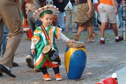 Niño concentrado con sus tambores listo para el desfile - Departamento de Montevideo - URUGUAY. Foto No. 60578