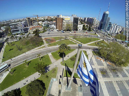 Bandera uruguaya desde lo alto en Tres Cruces - Departamento de Montevideo - URUGUAY. Foto No. 60642