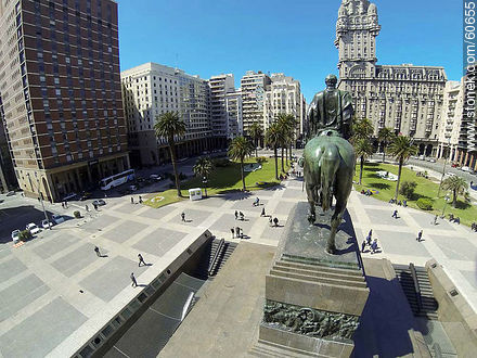 Vista aérea de la plaza Independencia. Monumento a Artigas - Departamento de Montevideo - URUGUAY. Foto No. 60655
