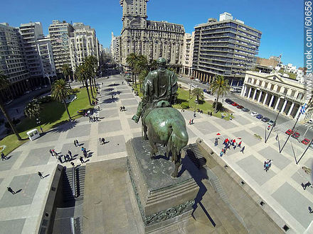 Vista aérea de la plaza Independencia. Monumento a Artigas - Departamento de Montevideo - URUGUAY. Foto No. 60656