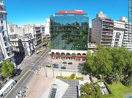 Foto aérea de la  Avenida 18 de Julio y Julio Herrera y Obes - Departamento de Montevideo - URUGUAY. Foto No. 61305