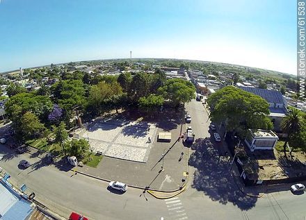 Foto aérea de la ciudad de Sauce. Plaza Artigas. Esquina de las avenidas Artigas y Carmelo René González - Departamento de Canelones - URUGUAY. Foto No. 61538