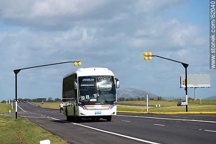 Ómnibus de COT en la ruta Interbalnearia a la altura del Aeropuerto de Laguna del Sauce - Departamento de Maldonado - URUGUAY. Foto No. 62040