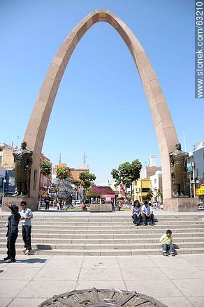 Parabolic arch in tribute to Coronel Bolognesi and Admiral Grau - Perú - Others in SOUTH AMERICA. Photo #63210