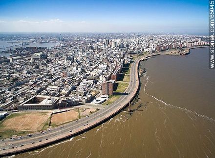 Foto aérea de un sector de la Ciudad Vieja. Ramblas Francia y Gran Bretaña - Departamento de Montevideo - URUGUAY. Foto No. 65045