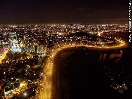 Foto aérea nocturna de la rambla Armenia - Departamento de Montevideo - URUGUAY. Foto No. 65242