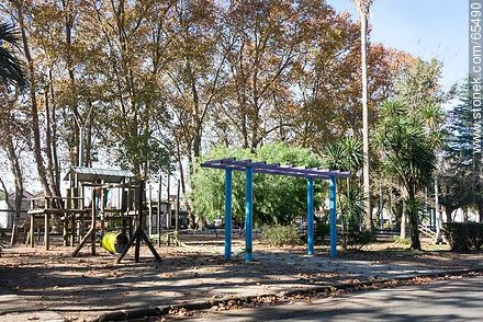 Juegos infantiles en una plaza - Departamento de Colonia - URUGUAY. Foto No. 65490