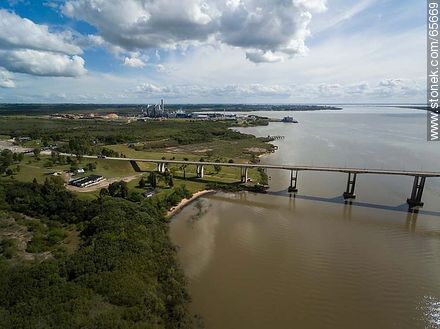 Foto aérea del Río Uruguay y el puente Gral. San Martín - Departamento de Río Negro - URUGUAY. Foto No. 65669
