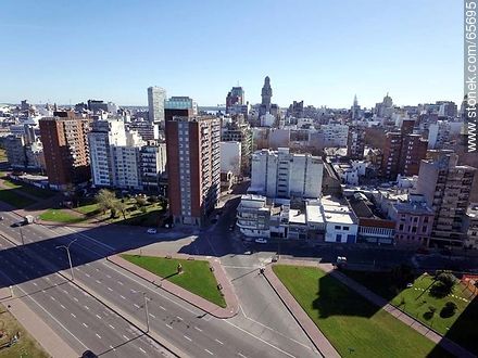 Vista aérea de la rambla y calle Andes y Maldonado - Departamento de Montevideo - URUGUAY. Foto No. 65695