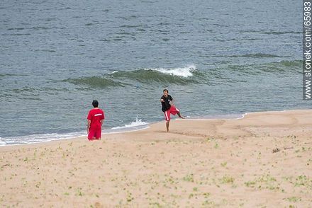 Guardavidas entreteniéndose un día de tormenta y playa vacía - Departamento de Maldonado - URUGUAY. Foto No. 65983