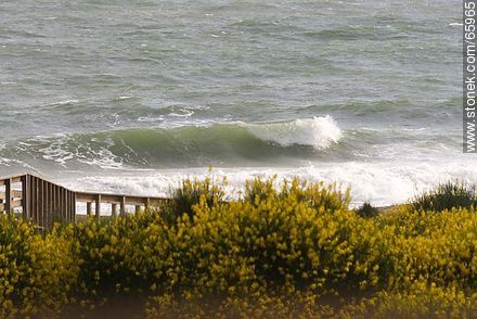 Playa San Francisco un día ventoso y con oleaje - Departamento de Maldonado - URUGUAY. Foto No. 65965