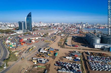 Foto aérea del puerto. Acopio granelero y vehículos importados - Departamento de Montevideo - URUGUAY. Foto No. 66116