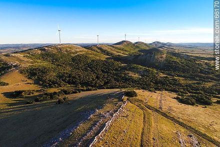 Foto aérea de molinos de energía eólica de UTE en la Sierra de Carapé - Departamento de Maldonado - URUGUAY. Foto No. 66170
