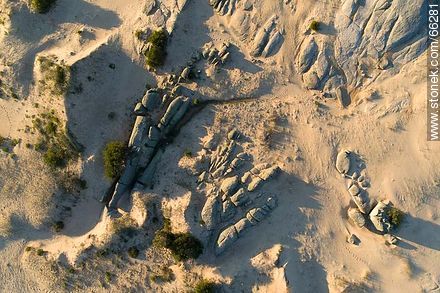 Vista aérea de figuras formadas por rocas - Departamento de Rocha - URUGUAY. Foto No. 66281