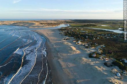 Foto aérea de la costa con casas entre las dunas - Departamento de Rocha - URUGUAY. Foto No. 66283