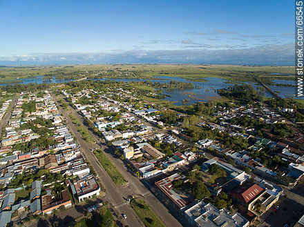 Vista aérea de la ciudad.  Bulevar Artigas. El Río Negro - Departamento de Tacuarembó - URUGUAY. Foto No. 66545