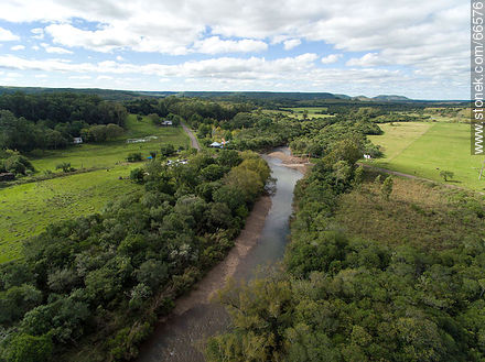 Foto aérea del arroyo Jabonería en Valle Edén - Departamento de Tacuarembó - URUGUAY. Foto No. 66576