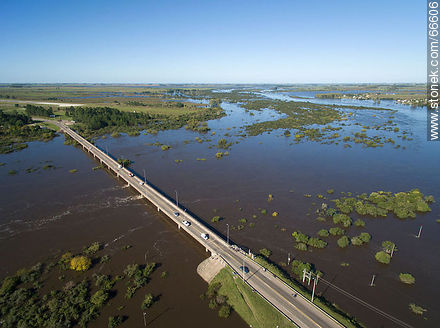 Vista aérea del puente en ruta 5 sobre el río Negro - Departamento de Tacuarembó - URUGUAY. Foto No. 66606
